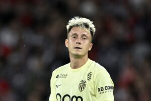 Сычёв объяснил поражение «Спартака» в матче с «Балтикой»

Текст: Бывший нападающий сборной России <b><a href=/tags/1298-sychjov/ title=Дмитрий Сычёв>Дмитрий Сычёв</a></b> оценил победу калининградской «Балтики» в матче 17-го тура Российской Премеьр-Лиги с московским «Спартаком» (1:0).

«Балтика» вышла умирать на поле. Это было видно с первых секунд. У калининградцев был фантастический настрой. А игроки «Спартака» не прилагали сверх усилий. Они не создали для «Балтики» ничего сложного, не доставили ни каких проблем. «Балтика» могла ещё два забить», — сказал Сычев в эфире «Матч ТВ».

На данный момент калининградский клуб располагается на четвёртом месте в турнирной таблице, в активе клуба 32 очка после 17 сыгранных матчей. Московский «Спартак» с 28 очками находится на шестой строчке.